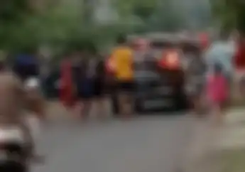 Pengendara Mitsubishi XPander Di Jombang Tebar Uang, Pemotor Dan Warga Berjejer Di Jalan