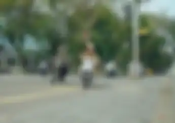 Wali Kota Medan Bobby Nasution Pakai Motor Listrik Gesits Untuk ke Kantor