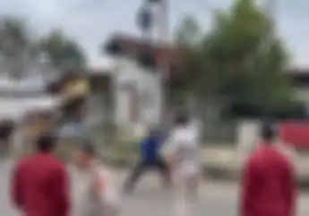 Preman Kampung di Kuningan Bikin Pemotor Ketakutan, Nekat Tantang Polisi Duel
