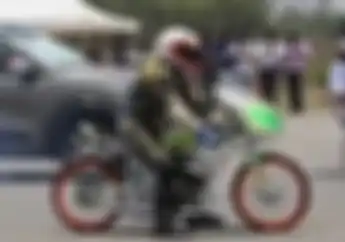 Modifikasi Motor Drag Yamaha RX-King Ala Bikers Luar Negeri, Raungan 2-Tak Khas Banget!