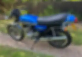 Unik Modifikasi Motor Listrik Kawasaki KH250, Mesin dan Knalpot Masih Dipasang