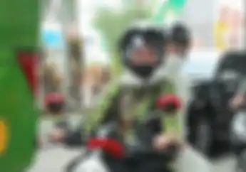 Gubernur Jatim Khofifah Dibonceng Honda Scoopy, Netizen Malah Salfok ke Ajudannya