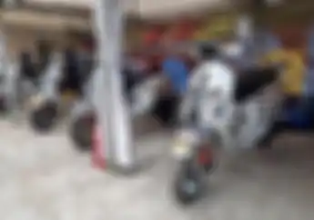 Modifikasi Motor Vespa Matic Buat Road Race, Body Depan Dibolongin