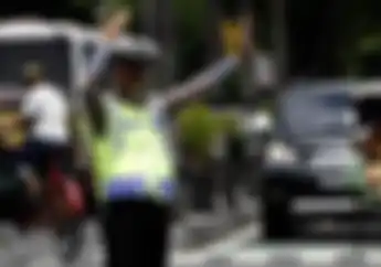 Lampu Lalu Lintas Menyala Merah Tapi Polisi Perintahkan Jalan, Mana yang Harus Diikuti?