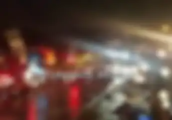 Detik-detik Pemotor Di Karawang Tersambar Petir, Terkapar Di Tengah Jalan