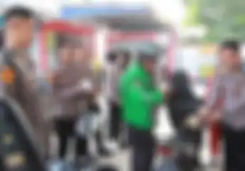 Polisi Di Riau Jadi Petugas SPBU Pertamina, Kasih 300 Liter BBM Gratis Ke Driver Ojol Dan Warga