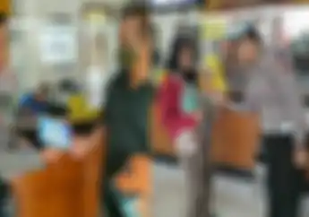 Enaknya Kalau Patuh Aturan Lalu Lintas, Dapat Hadiah Romantis dari Polisi