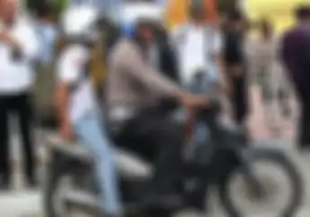 Pelajar SMA Wheelie Di Jalan Raya Naik Motor Yamaha Vega R, Endingnya Dibonceng Polisi