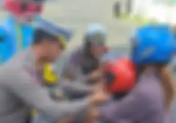 Hari Valentine, Polisi di Purwokerto Berikan Cokelat dan Helm Kepada Pemotor