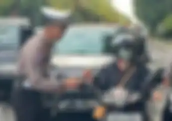 Bikin Meleleh, Polisi Datangi Pemotor di Bali Buat Kasih Cokelat Hari Valentine