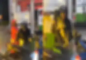 Mau Isi BBM, Pemotor Kaget Jok Motor Honda BeAT Street Terlempar Jatuh, Netizen Ketawa