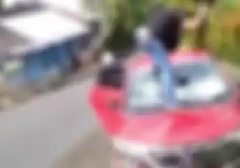 Polisi Dikepung Warga Setelah Merusak Kaca Mobil Pakai Senjata Api dan Serempet Pemotor Hingga Luka