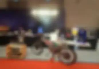 Spesial, Pergikebulan Studio Ajarkan Cara Sablon di Atas Motor Listrik Pada IIMS 2023
