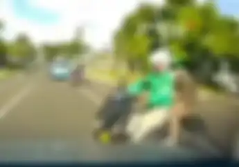 Yamaha NMAX Dihantam Mobil Usai Terobos Lampu Merah di Menteng, Driver Ojol dan Penumpang Terpental
