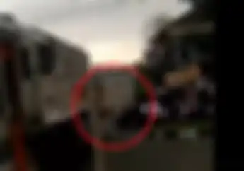 Lawan Arah Dan Terobos Pintu Pelintasan, Pemotor Hampir Tersambar Kereta Api Di Bandung