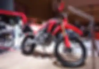Baru Tahu Motor Trail Gak Pakai Standar Tengah Ternyata Ada Sebabnya
