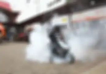 Wow, Motor Listrik Yadea Dipakai Freestyle di IIMS 2023, Bisa Wheelie Hingga Burnout!