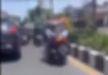 2 Bule Bermesraan Di Atas Motor Yamaha XMAX Di Bali, Gaya Boncengannya Jadi Sorotan