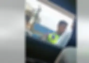 Tegang, Pengendara Mobil Duel dengan Polisi di Gowa Sampai Dilerai Pemotor