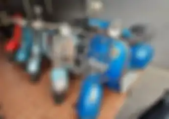 Akhirnya Paham Sekarang Kenapa Vespa Klasik Enggak Ada Standar Sampingnya
