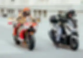 Marc Marquez Pakai Honda CBR1000RR-R Vs Bikers Naik Yamaha NMAX, Serius Balapan?