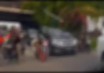 Bapak-bapak Bawa Besi Panjang Di Motor Honda Revo Bikin Celaka Pemotor Lain Di Meruya