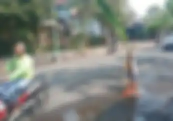 Warga Pati Tanam Pohon Pisang di Tengah Jalan Rusak Sebagai Bentuk Protes