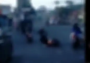 Pemotor Cewek Panik Tinggalkan Motor Di Lampu Merah Salatiga Saat Disuruh Minggir Damkar