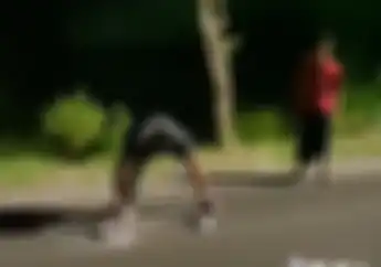 Cegah Kecelakaan, Para Pemuda di Gresik Warnai Jalan Berlubang Pakai Cat Putih