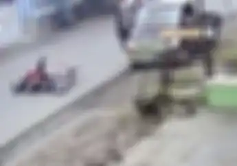 Detik-detik Sopir Asal Buka Pintu Mobil, Pemotor Emak-emak Jatuh Tersungkur