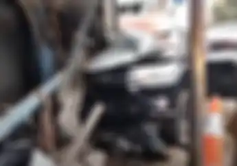 Mobil Toyota Hilux Milik Bupati Kuningan Tabrak 4 Motor dan Bengkel, 3 Orang Tewas