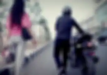 Bisa Dicoba, Ban Motor Bocor Cukup Keluarkan HP Dijamin Anti Capek