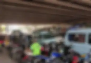 Beli Baju Lebaran Di Tanah Abang Harus Sabar, Tarif Parkir Motor Selangit