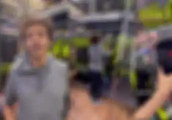 Momen Bersejarah Valentino Rossi Gantungkan Baju Balap Terakhirnya