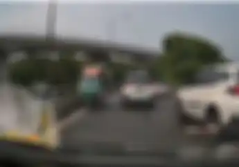 Bahaya Video Motor Roda Tiga Terobos dan Lawan Arus di Jalan Tol, Pengemudi Mobil Pasrah