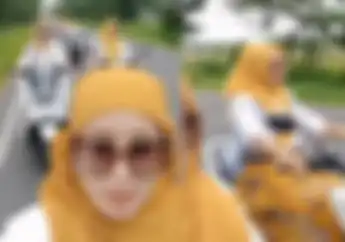 Emak-Emak Turing Konvoi Motor Tanpa Helm Naik NMAX Dan PCX Di Madura, Warganet Heran