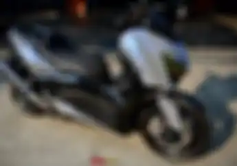 Modifikasi Motor Yamaha XMAX Dilapis Carbon Pola Anyaman, Rem Full Brembo