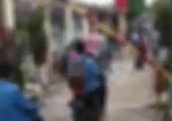 Viral Jalanan Komplek Dibuat Garasi Mobil Membuat Pemotor Saling Berdesakan Berebut Jalan