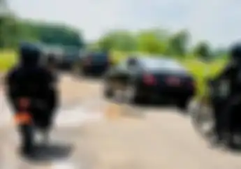Pakai Motor Trail, Paspampres Dampingi Presiden Jokowi Sidak Jalan Rusak di Lampung
