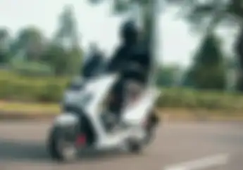 Anti Ribet, Ngecas Motor Listrik United E-Motor Semudah Isi Daya Baterai HP