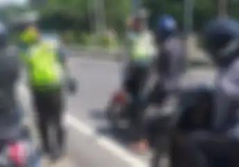 Tilang Manual Ternyata Tidak Bisa Dilakukan Oleh Polisi Sembarangan, Cuma Yang Boleh Punya Ini