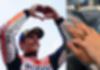 Fans MotoGP Kaget Marc Marquez Pamer Tangan Cewek Diduga Pakai Cincin Tunangan Penasaran Siapa Pacar Baru Marquez