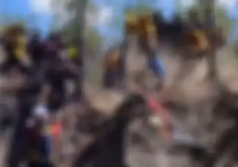 Bikin Kaget Motor Trail Terbang Melayang Timpa Bocah Penonton di Lumajang