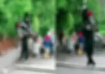 Nekat Gendong Motor Honda BeAT Lewati Jalan Cor Baru Netizen Sebut Ini Baru Pria