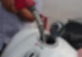 Mitos Bikers Masih Goyangkan Motor Saat Isi Bensin Biar Tangki Terisi Maksimal Ternyata Malah Bikin Bahaya