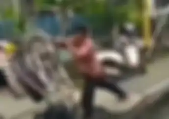 Video Bapak-bapak Tidak Pakai Helm Banting Motor Enggak Terima Ditilang Polisi, Segini Dendanya