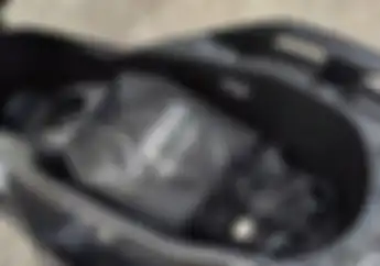 Baru Tahu Jangan Pernah Simpan Handphone di Bagasi Motor Saat Motor Berjalan, Begini Penjelasannya