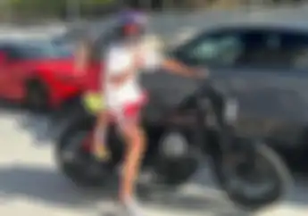 Pembalap MotoGP Aprilia Ketangkap  Naik Motor Merek Lain, Kok Bisa Begitu?
