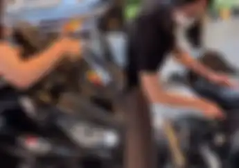 Heboh Perempuan Rusak Motor Kawasaki Ninja ZX-25R Dibaret Hingga Jok Dicungkil Korban Patah Hati?