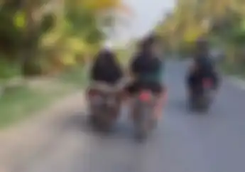 Kocak Video Honda Astrea Grand Distut Yamaha Jupiter MX di Pati, Motor Lagi Encok